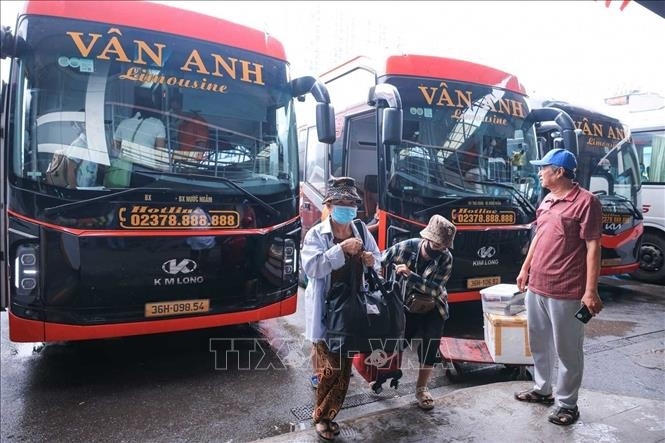 Dòng người hối hả trở lại Hà Nội sau kỳ nghỉ lễ