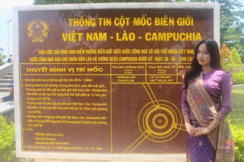 &ldquo;Ho&aacute; th&acirc;n&rdquo; th&agrave;nh người L&agrave;o&nbsp;trong bộ trang phục truyền thống.