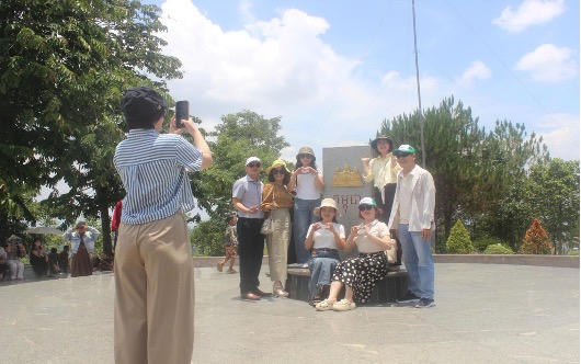 Du khách háo hức đến 'check-in' Ngã ba Đông Dương