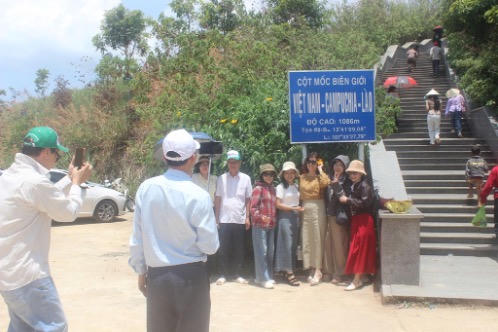 Du khách háo hức đến 'check-in' Ngã ba Đông Dương