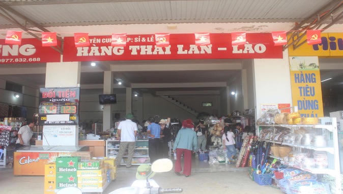 Một cửa h&agrave;ng chuy&ecirc;n b&agrave;y b&aacute;n c&aacute;c mặt h&agrave;ng Th&aacute;i Lan - L&agrave;o (Ảnh: Minh Anh).