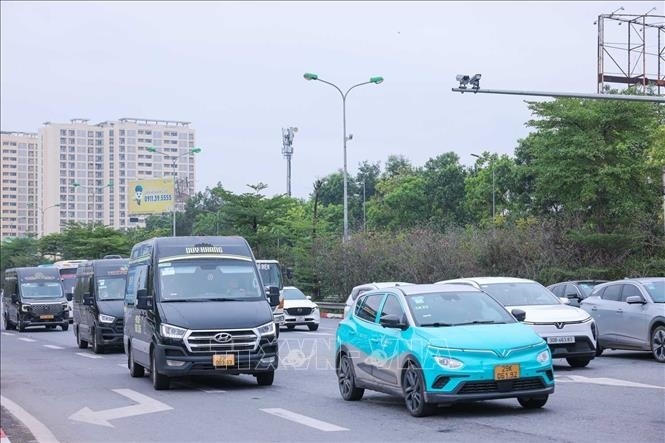 Lượng xe lưu th&ocirc;ng tr&ecirc;n đường cao tốc Ph&aacute;p V&acirc;n - Cầu Giẽ đoạn đầu C&ocirc;ng vi&ecirc;n Y&ecirc;n Sở đ&atilde; đ&ocirc;ng hơn ng&agrave;y thường.&nbsp;(Ảnh: TTXVN)