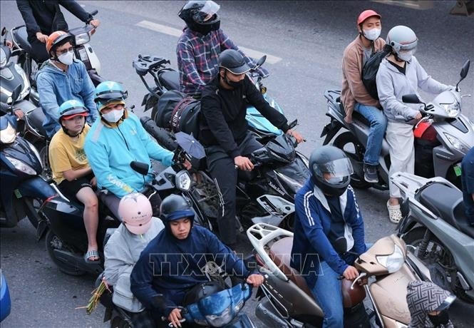 Dòng người hối hả trở lại Hà Nội sau kỳ nghỉ lễ
