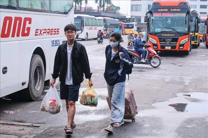 Dòng người hối hả trở lại Hà Nội sau kỳ nghỉ lễ