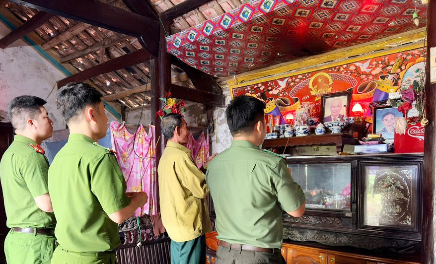 C&ocirc;ng an x&atilde; Quỳnh Ph&uacute; thắp hương tri &acirc;n liệt sĩ&nbsp;