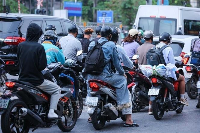 Lượng người v&agrave; phương tiện di chuyển từ Quốc lộ 1A hướng về đường Ngọc Hồi đi trung t&acirc;m H&agrave; Nội đ&atilde; đ&ocirc;ng đ&uacute;c.&nbsp;(Ảnh: TTXVN)