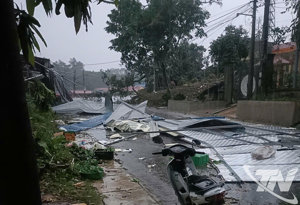 Dông lốc, mưa đá khiến hàng trăm nhà tốc mái và nhiều ô tô bị hư hỏng