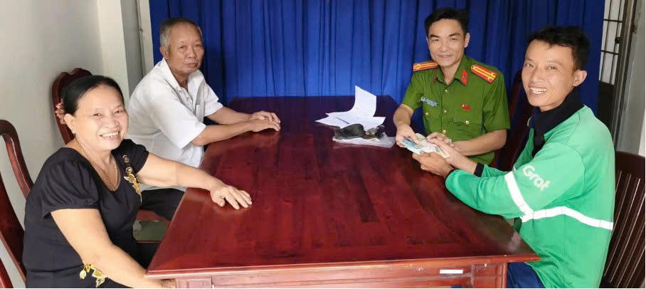 C&ocirc;ng an x&atilde; Thanh Hưng trao trả tiền cho anh Đinh Th&aacute;i B&igrave;nh. Ảnh: Thanh T&uacute;
