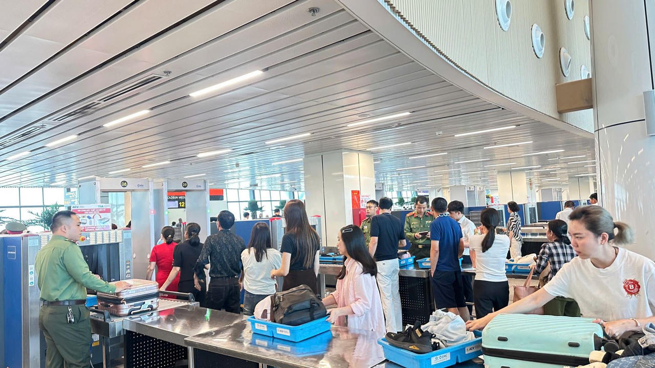 Khu vực soi chiếu an ninh tại nh&agrave; ga T3 s&acirc;n bay T&acirc;n Sơn Nhất. (Ảnh: B&aacute;o Tin tức)