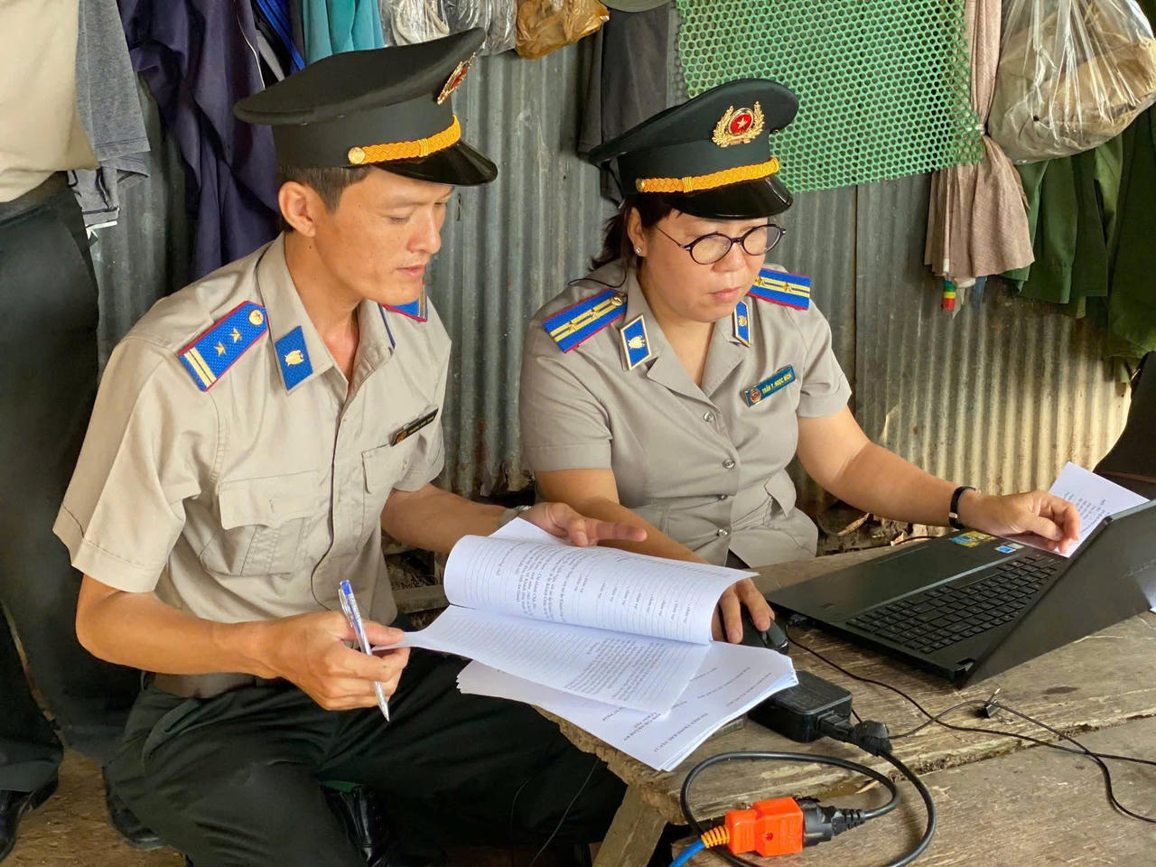 C&aacute;n bộ THADS Ph&ograve;ng THADS Khu vực 13 An Giang thi h&agrave;nh nhiệm vụ. (ảnh: CTV)