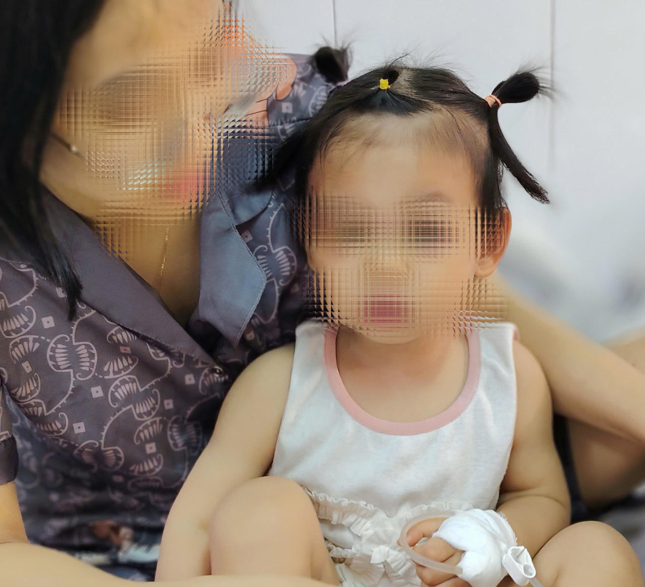 Sau xử l&yacute; vết thương, b&eacute; được ti&ecirc;m huyết thanh v&agrave; vắc xin ph&ograve;ng dại theo ph&aacute;c đồ