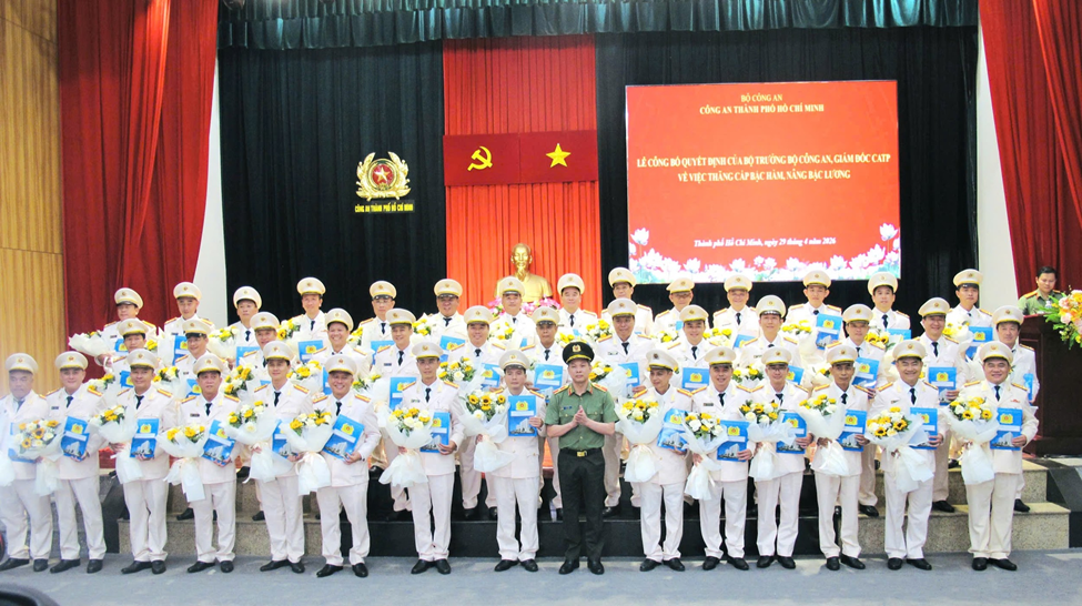 Thiếu tướng Tạ Văn Đẹp - Ph&oacute; gi&aacute;m đốc CATP trao Quyết định thăng cấp bậc h&agrave;m, n&acirc;ng lương cho c&aacute;c c&aacute;n bộ sĩ quan l&atilde;nh đạo, chỉ huy trong lực lượng CATP.
