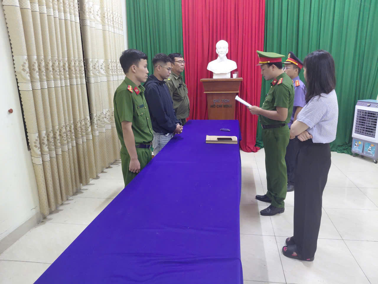Khởi tố, bắt tạm giam t&agrave;i xế trong vụ ch&aacute;y &ocirc; t&ocirc; tại c&acirc;y xăng khiến 2 người tử vong