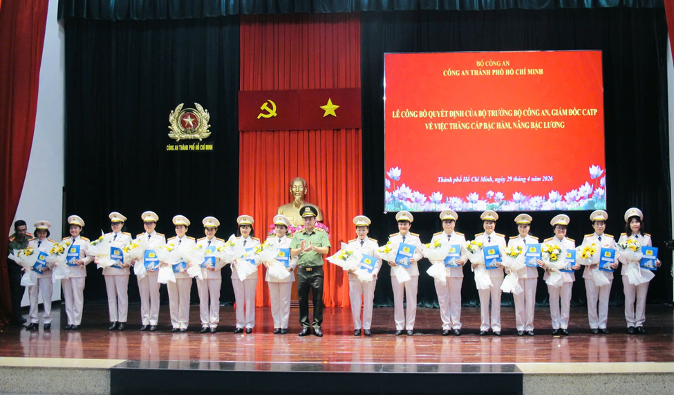 Trung tướng Mai Ho&agrave;ng - Uỷ vi&ecirc;n Ban Thường vụ Th&agrave;nh ủy, B&iacute; thư Đảng ủy, Gi&aacute;m đốc CATP trao Quyết định thăng cấp bậc h&agrave;m, n&acirc;ng lương cho c&aacute;c nữ sĩ quan l&atilde;nh đạo, chỉ huy trong lực lượng CATP.