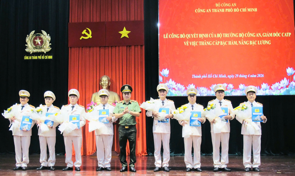 Trung tướng Mai Ho&agrave;ng- Uỷ vi&ecirc;n Ban Thường vụ Th&agrave;nh ủy, B&iacute; thư Đảng ủy, Gi&aacute;m đốc CATP trao Quyết định thăng cấp bậc h&agrave;m, n&acirc;ng lương cho c&aacute;c c&aacute;n bộ sĩ quan l&atilde;nh đạo, chỉ huy trong lực lượng CATP.