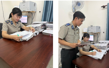 H&igrave;nh ảnh Chấp h&agrave;nh vi&ecirc;n hướng dẫn xử l&yacute; hồ sơ