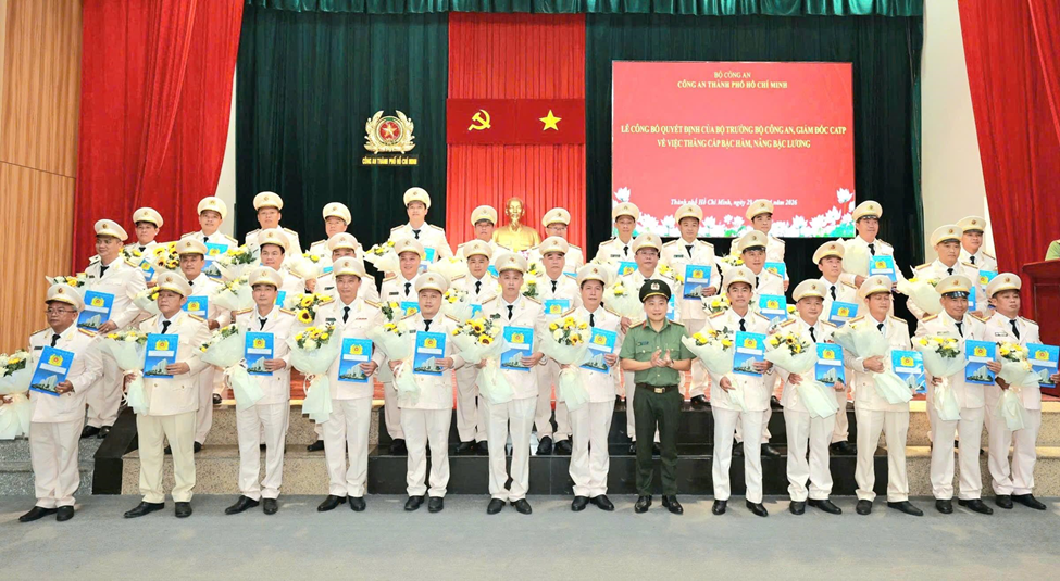 Thượng t&aacute; Phan Huy Văn - Ph&oacute; gi&aacute;m đốc CATP trao Quyết định thăng cấp bậc h&agrave;m, n&acirc;ng lương cho c&aacute;c c&aacute;n bộ sĩ quan l&atilde;nh đạo, chỉ huy trong lực lượng CATP.