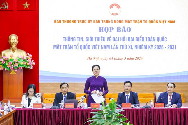 B&agrave; H&agrave; Thị Nga, Ủy vi&ecirc;n Trung ương Đảng, Ph&oacute; Chủ tịch - Tổng Thư k&yacute; Ủy ban Trung ương MTTQ Việt Nam ph&aacute;t biểu tại họp b&aacute;o.