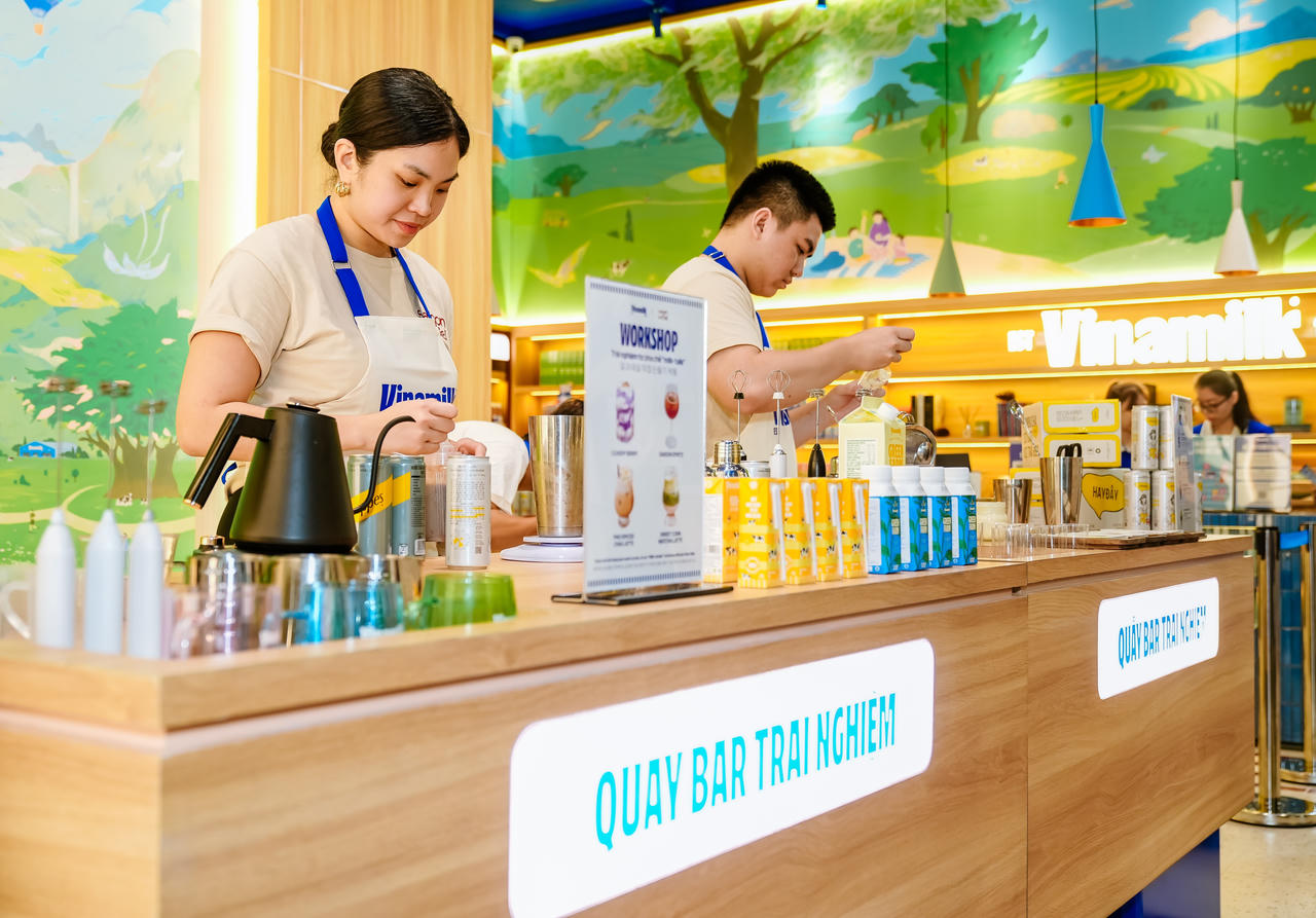 Vinamilk ti&ecirc;n phong tạo xu hướng ti&ecirc;u d&ugrave;ng mới, mở rộng mục đ&iacute;ch sử dụng sữa cho nhu cầu ẩm thực v&agrave; pha chế đồ uống. (Ảnh: Vi Nam)