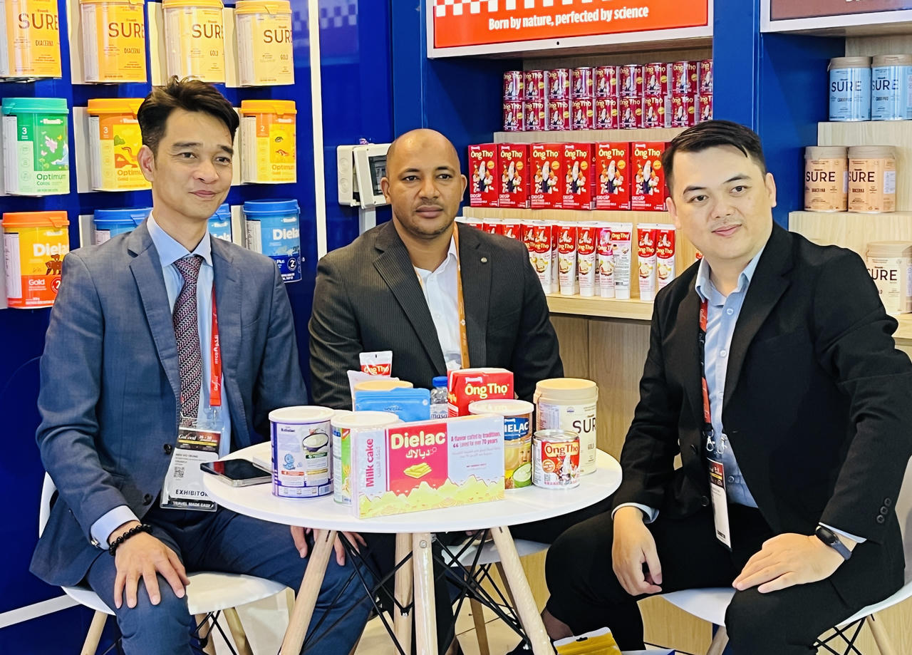 Vinamilk gặp gỡ đối t&aacute;c, x&uacute;c tiến thương mại tại Hội chợ Quốc tế về Thực phẩm v&agrave; Đồ uống Gulfood 2026 (tại Dubai) v&agrave;o th&aacute;ng 1/2026 v&agrave; vẫn đảm bảo c&aacute;c đơn h&agrave;ng xuất khẩu qua thị trường Trung Đ&ocirc;ng trong qu&yacute; 1. (Ảnh: Vi Nam)