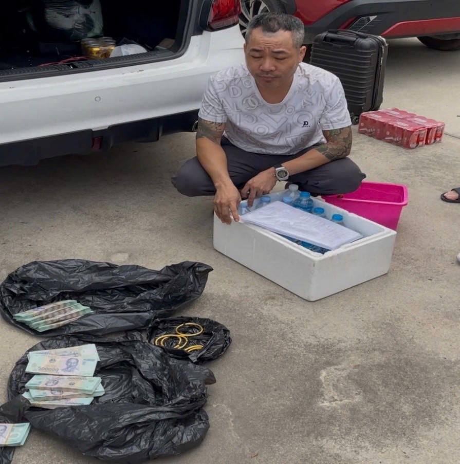 Đối tượng v&agrave; tang vật vụ &aacute;n.