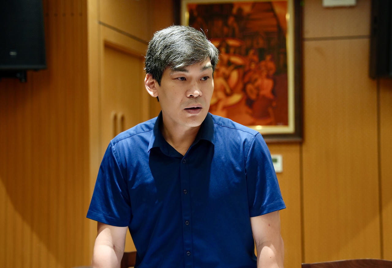 &Ocirc;ng Đặng Trần Anh Tuấn, Ph&oacute; Chủ tịch Hội đồng quản l&yacute;, Gi&aacute;m đốc Quỹ b&aacute;o c&aacute;o tại cuộc họp.