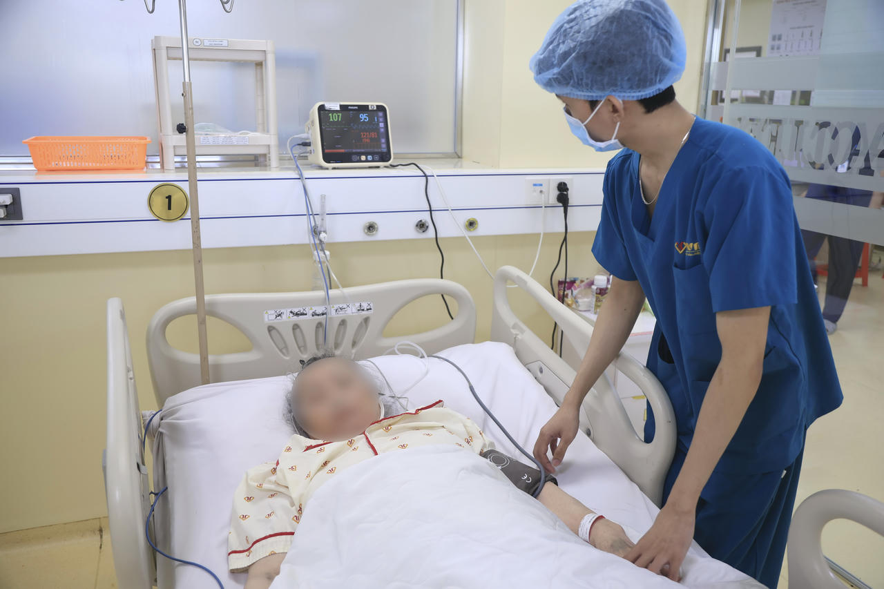 Sau can thiệp, chức năng tim v&agrave; phổi của bệnh nh&acirc;n G.T.H cải thiện t&iacute;ch cực; h&ocirc; hấp, tuần ho&agrave;n dần ổn định; tri gi&aacute;c cải thiện r&otilde; rệt, tiếp x&uacute;c tốt. Hiện sức khỏe bệnh nh&acirc;n đ&atilde; hồi phục đ&aacute;ng kể v&agrave; đang được tiếp tục theo d&otilde;i, điều trị.