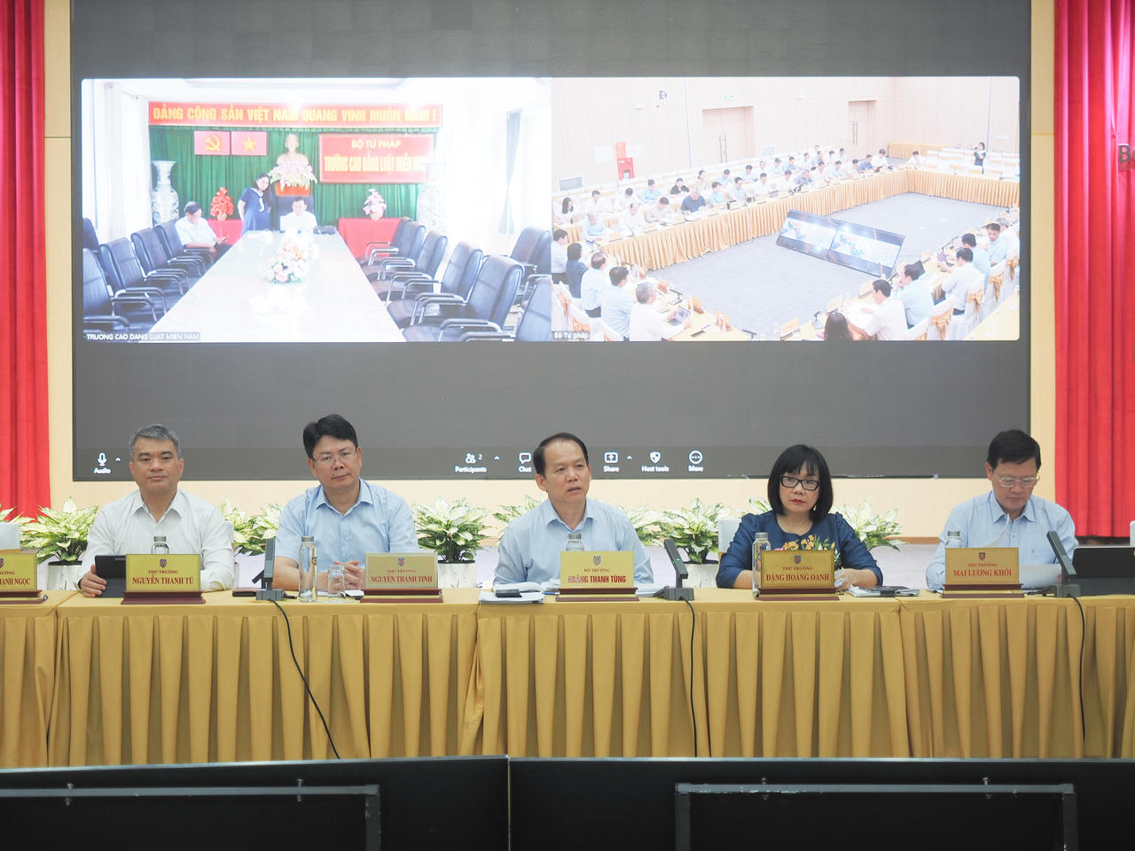 Bộ trưởng Ho&agrave;ng Thanh T&ugrave;ng c&ugrave;ng c&aacute;c Thứ trưởng chủ tr&igrave; cuộc họp.