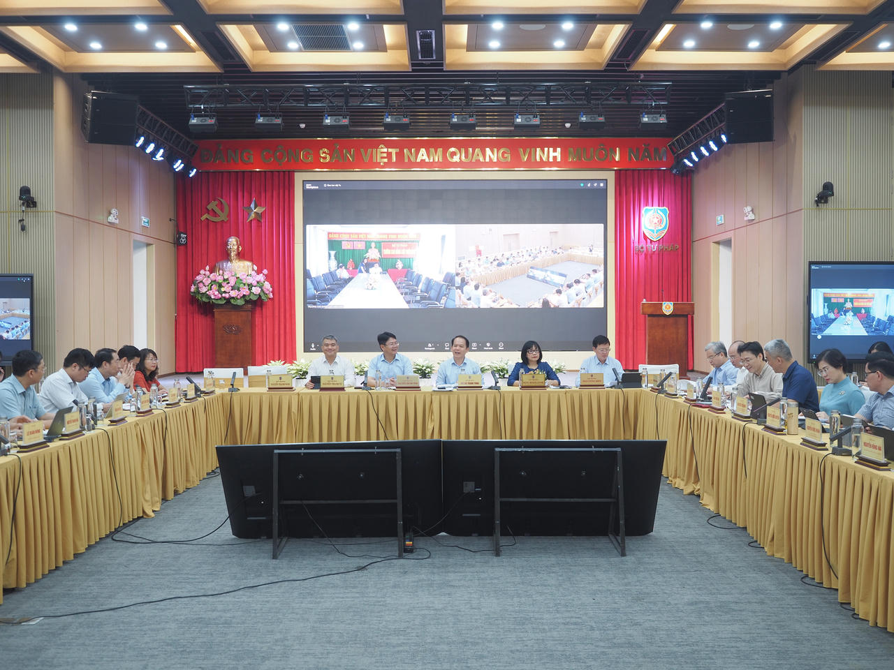 To&agrave;n cảnh cuộc họp.
