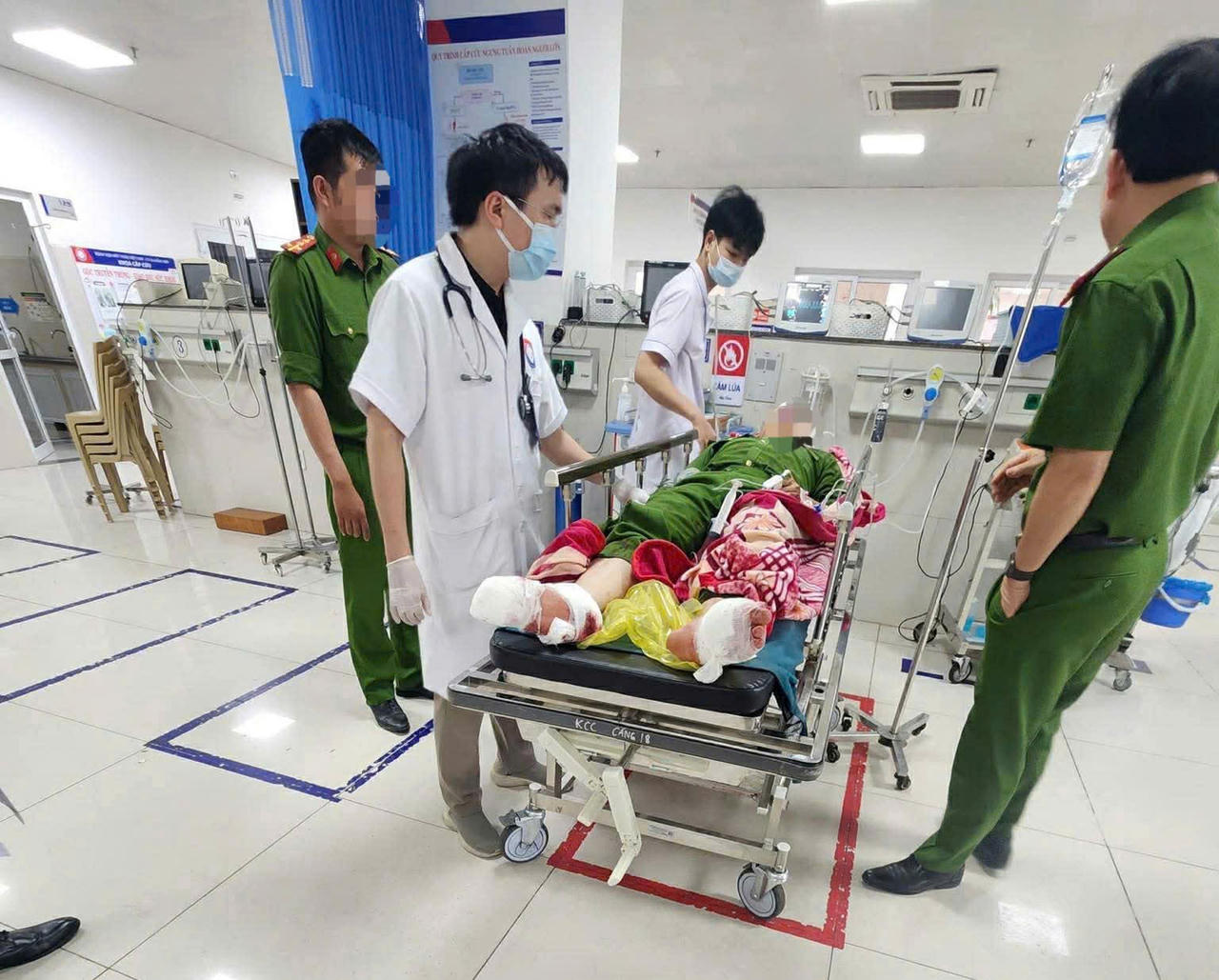 Nạn nh&acirc;n đang được c&aacute;c y, b&aacute;c sĩ khẩn trương sơ cứu, điều trị tại cơ sở y tế.