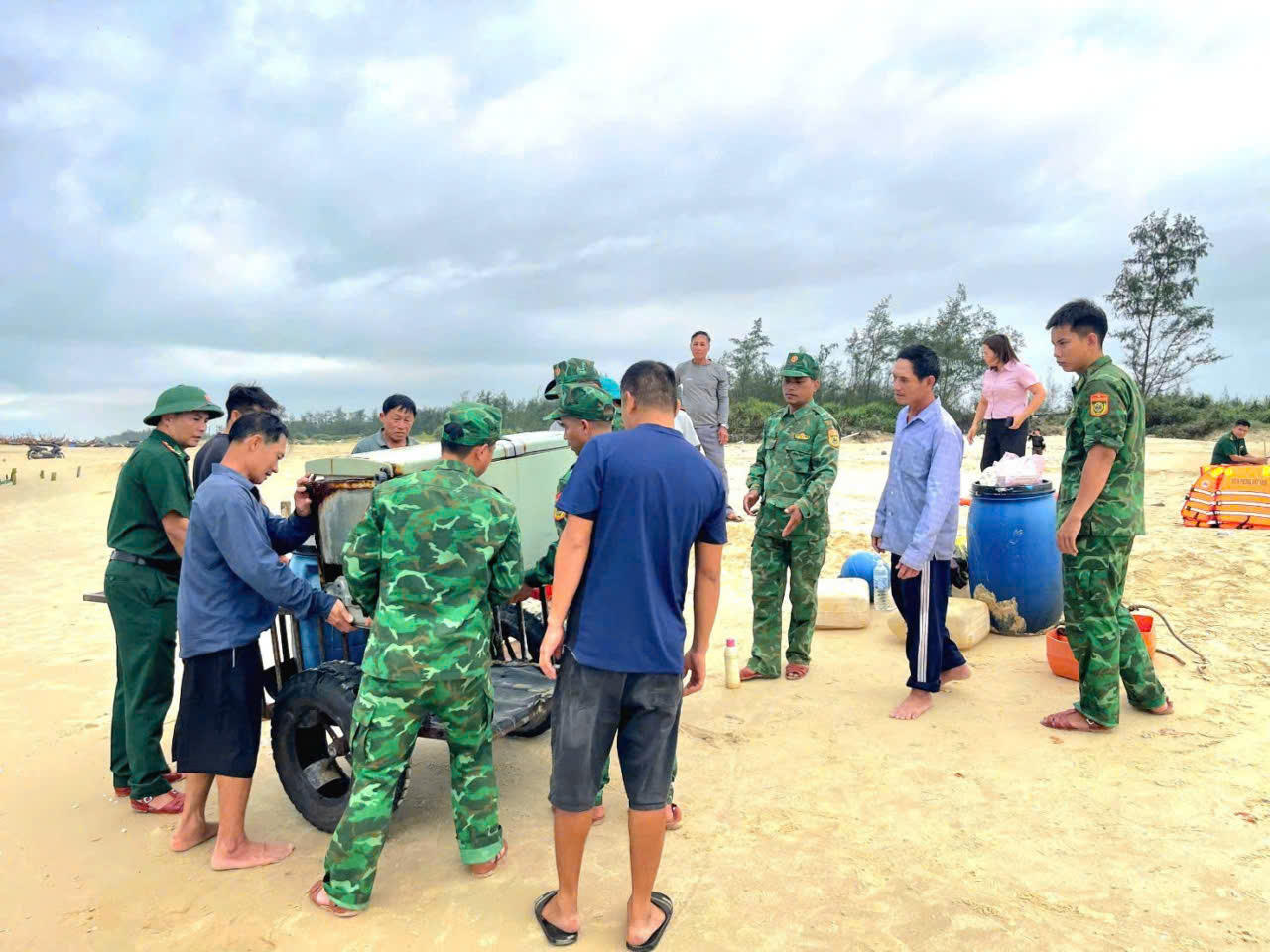 Được cứu sống sau cơn giông lốc trên biển, ngư dân gửi thư bày tỏ lòng cám ơn cán bộ chiến sĩ Đồn BP Hải An