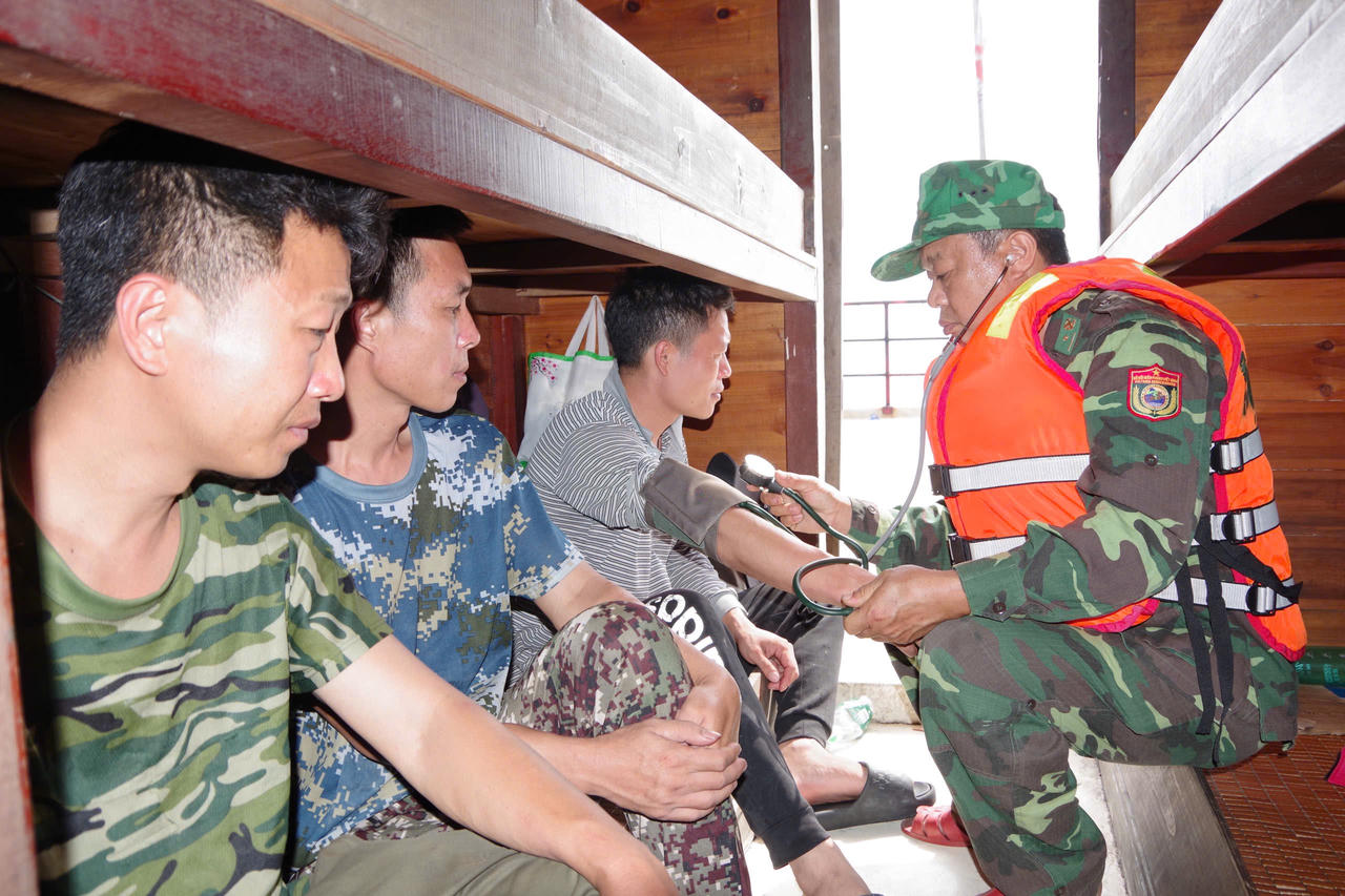 Lực lượng chức năng hỗ trợ lương thực, thực phẩm v&agrave; chăm s&oacute;c y tế tr&ecirc;n đảo.