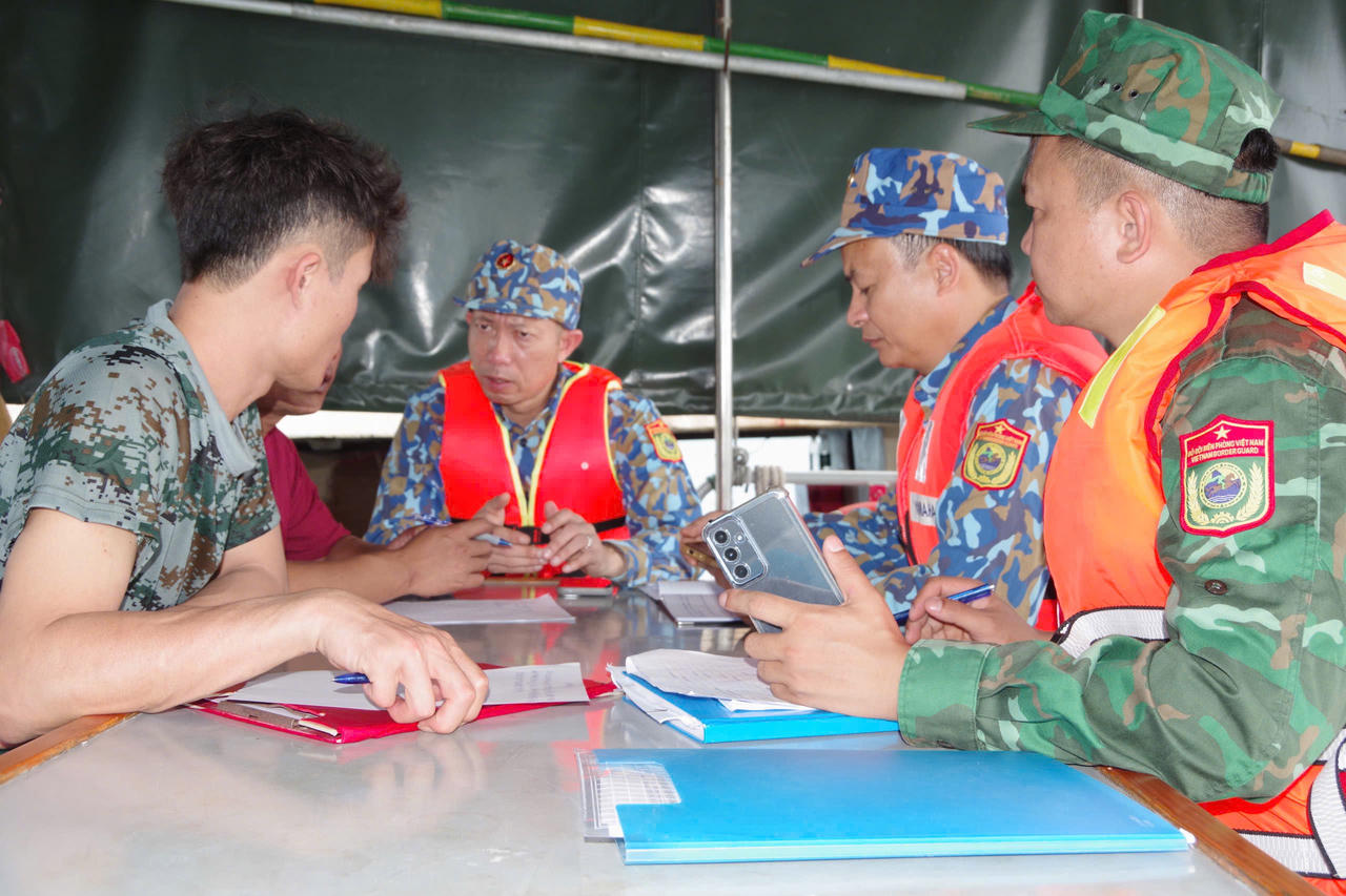 Bộ đội Bi&ecirc;n ph&ograve;ng cứu hộ li&ecirc;n tiếp 2 t&agrave;u c&aacute; nước ngo&agrave;i gặp nạn gần đảo Bạch Long Vĩ