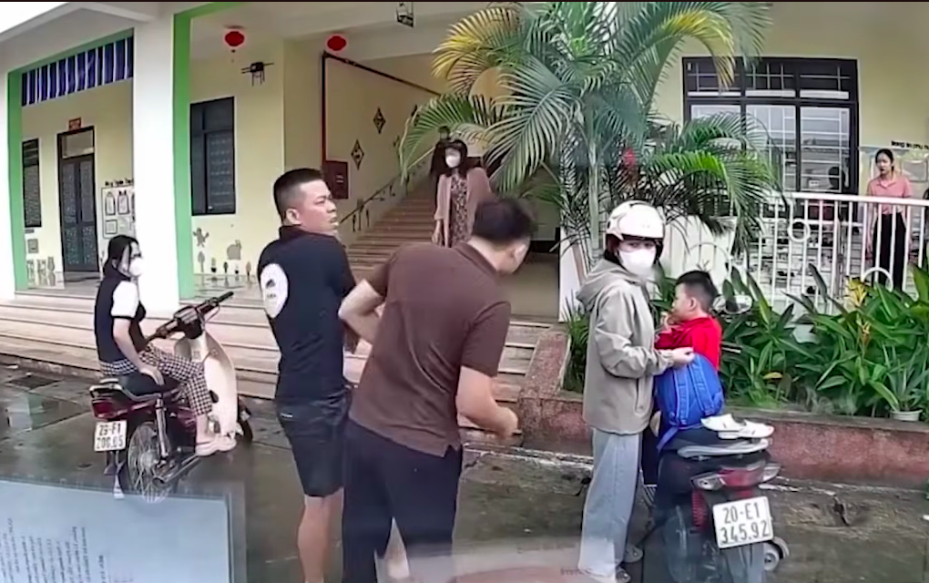 H&igrave;nh ảnh cắt từ clip ghi lại diễn biến vụ việc.