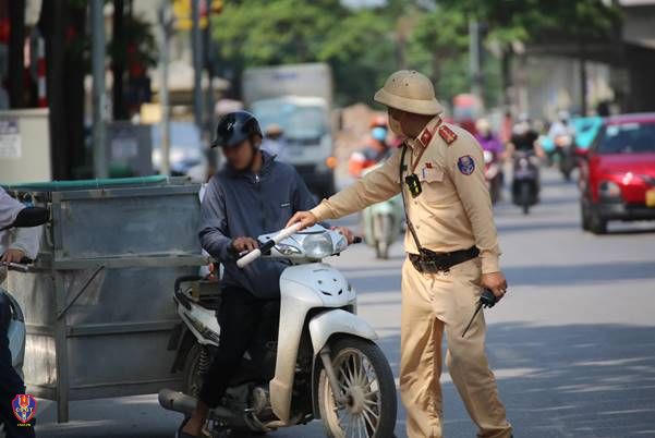 Trường hợp điều khiển xe k&eacute;o theo xe kh&aacute;c g&acirc;y mất an to&agrave;n bị ph&aacute;t hiện, xử l&yacute;. Ảnh:&nbsp;Cục cảnh s&aacute;t giao th&ocirc;ng.