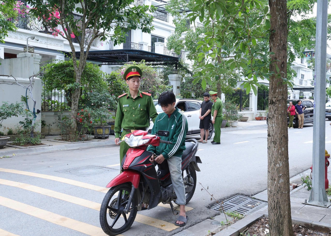 Hai đối tượng ph&aacute; k&iacute;nh &ocirc; t&ocirc; rồi trộm cắp dựng lại hiện trường vụ việc.