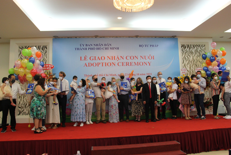 Một buổi lễ giao nhận con nu&ocirc;i. (Ảnh: L&ecirc; Sơn)