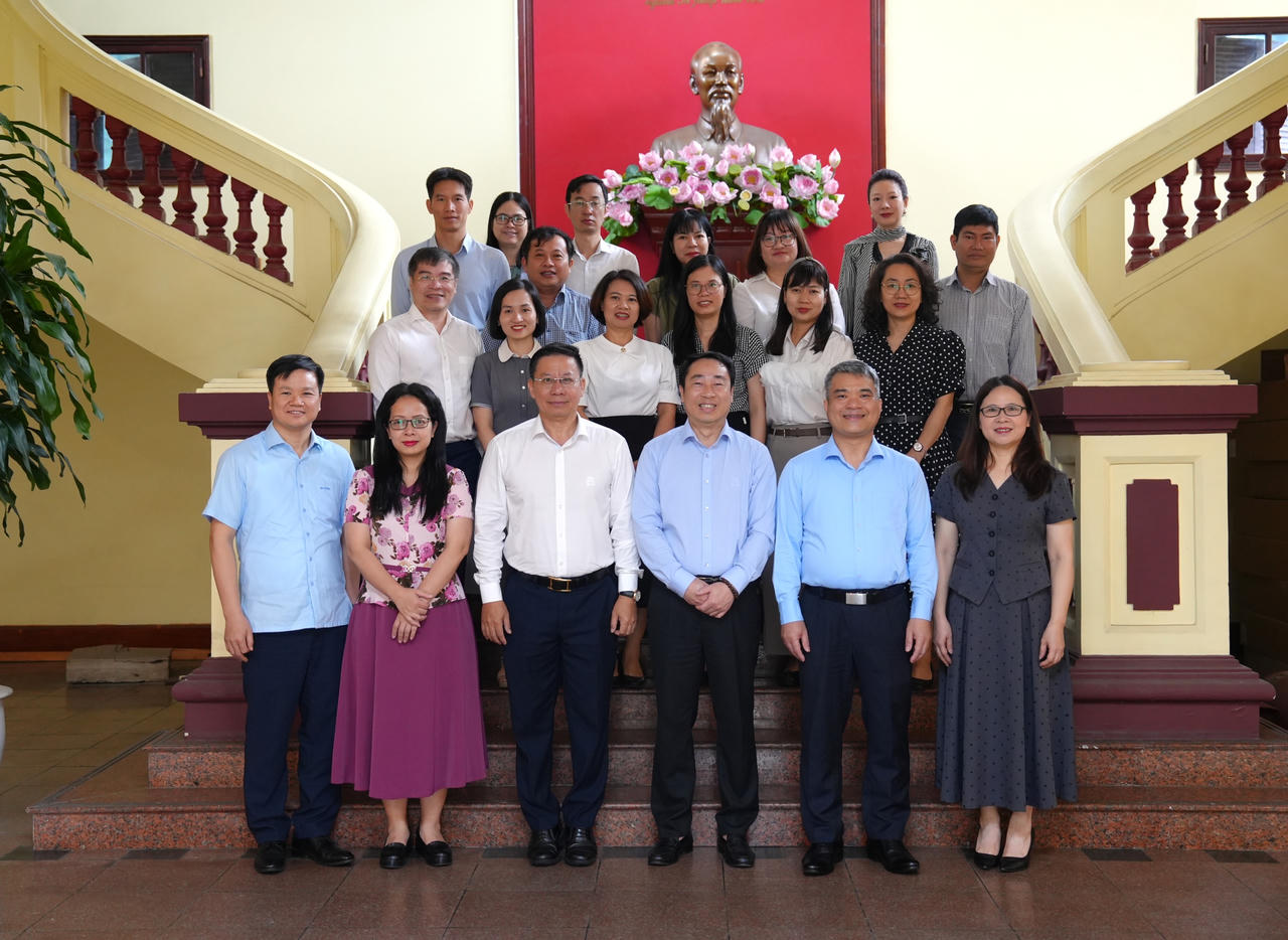 C&aacute;c L&atilde;nh đạo Bộ v&agrave; tập thể Cục&nbsp;Đăng k&yacute; giao dịch bảo đảm v&agrave; Bồi thường nh&agrave; nước