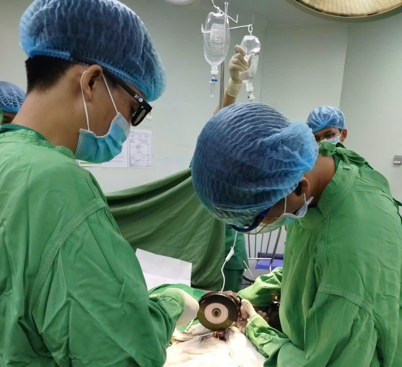 C&aacute;c b&aacute;c sĩ sử dụng m&aacute;y cắt cấp cứu