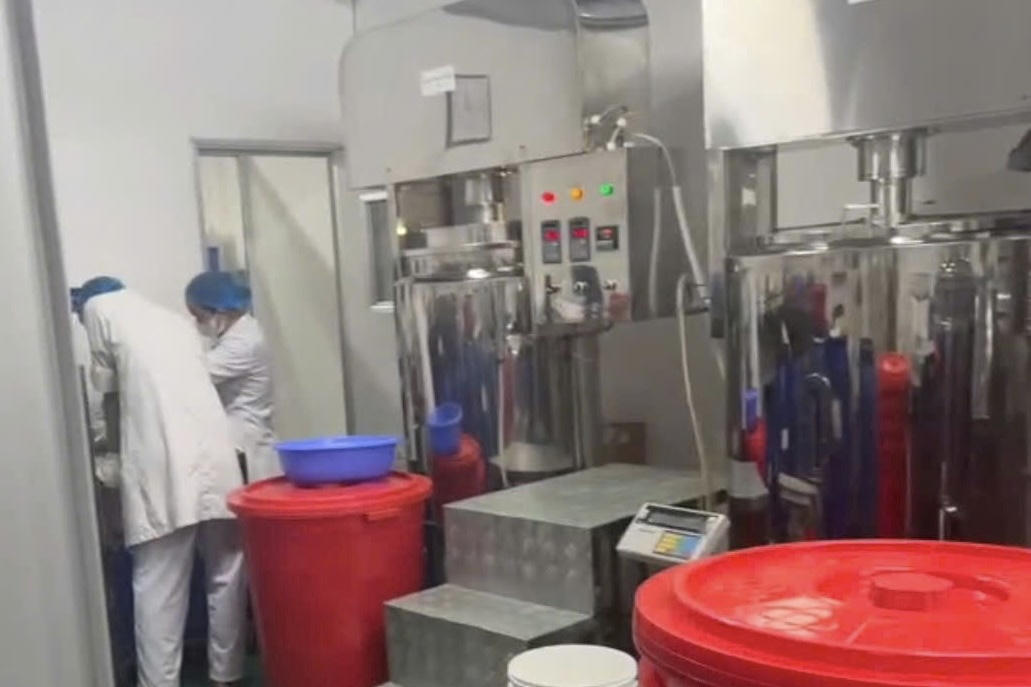 B&ecirc;n trong nh&agrave; m&aacute;y sản xuất mỹ phẩm giả.