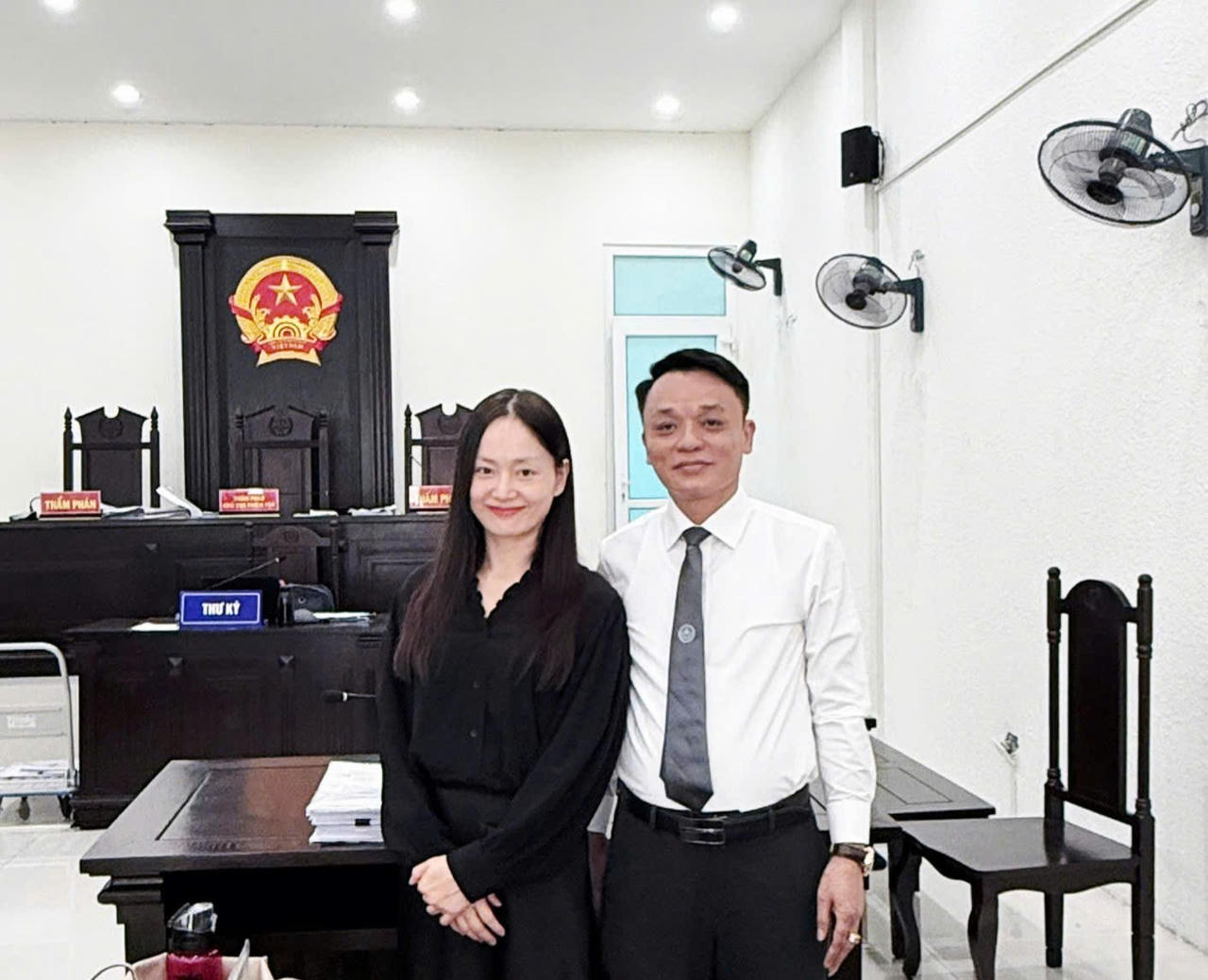Nữ diễn vi&ecirc;n Lan Phương c&ugrave;ng Luật sư H&agrave; Trọng Đại - người bảo vệ c&ocirc; trong vụ ly h&ocirc;n&nbsp;