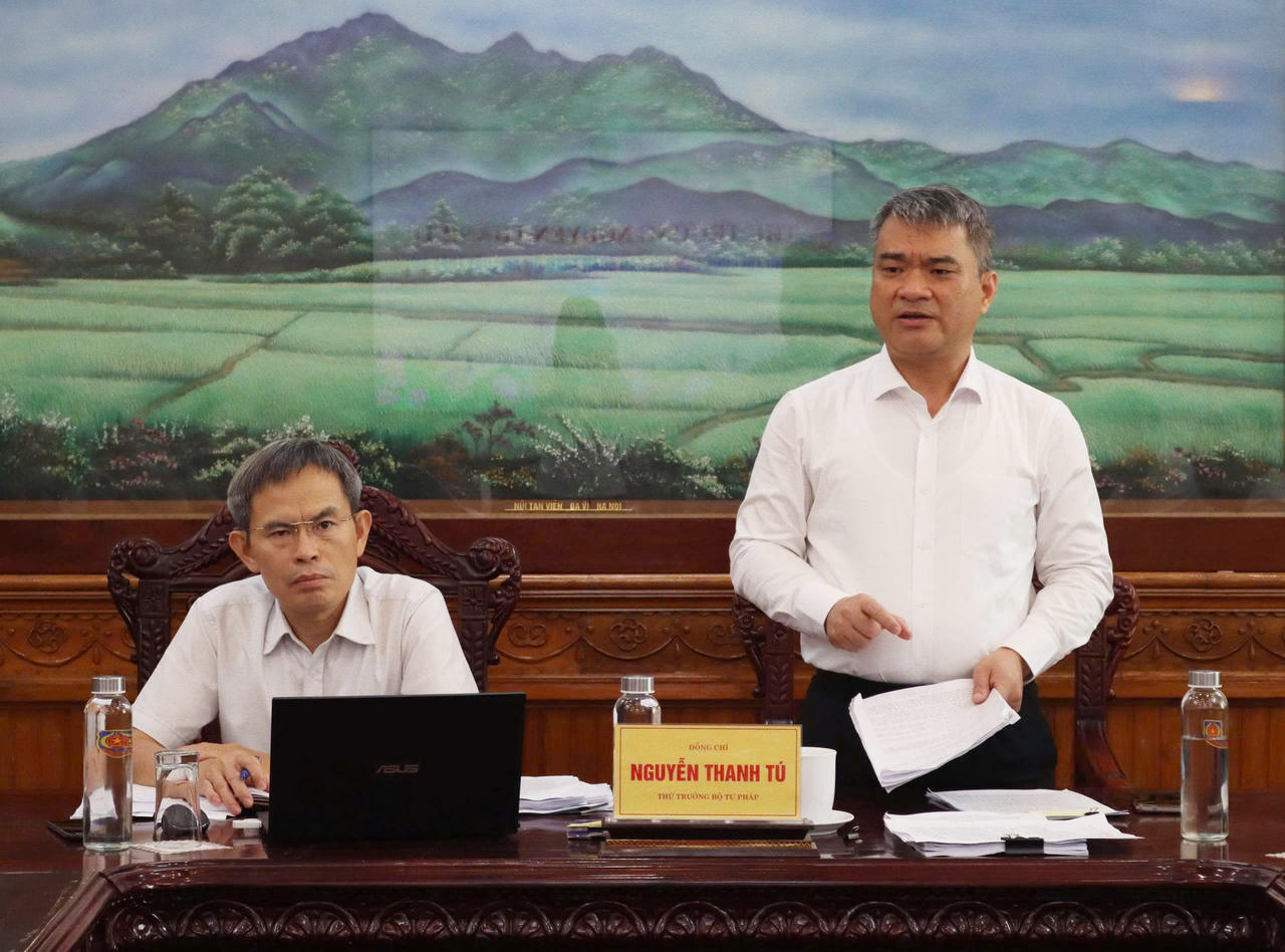 Thứ trưởng Bộ Tư ph&aacute;p Nguyễn Thanh T&uacute; chủ tr&igrave; cuộc họp.