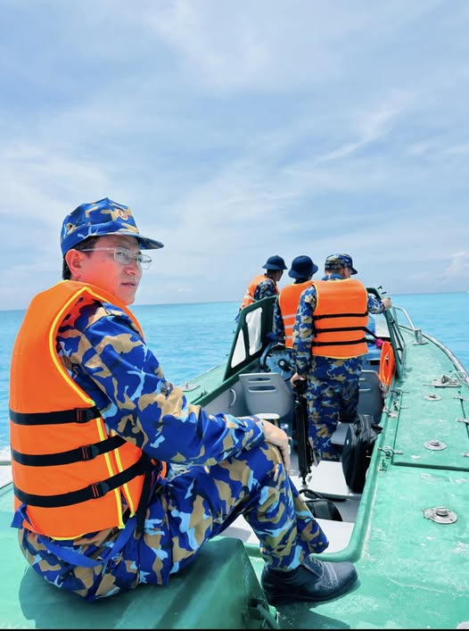 Đại t&aacute; B&ugrave;i Quang Thuy&ecirc;n, Ph&oacute; Tư lệnh V&ugrave;ng 4 Hải qu&acirc;n trong một chuyến kiểm tra quần đảo Trường Sa