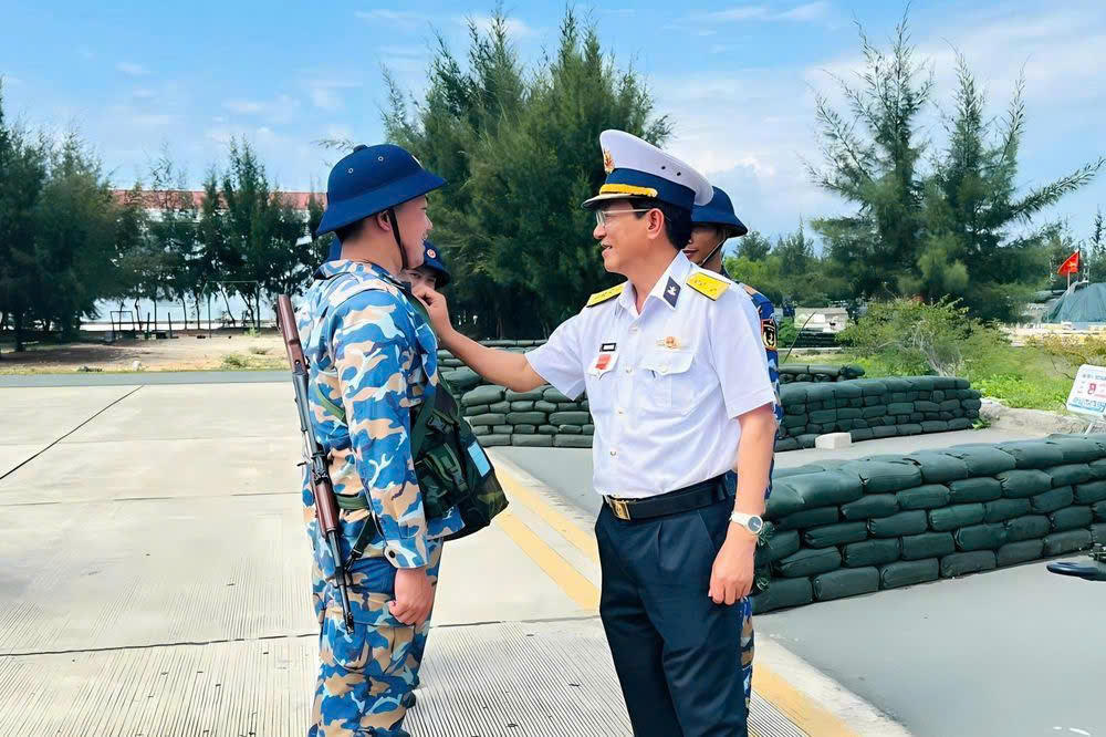 Đại t&aacute; B&ugrave;i Quang Thuy&ecirc;n kiểm tra tại Lữ đo&agrave;n 101. Ảnh Đức Thu
