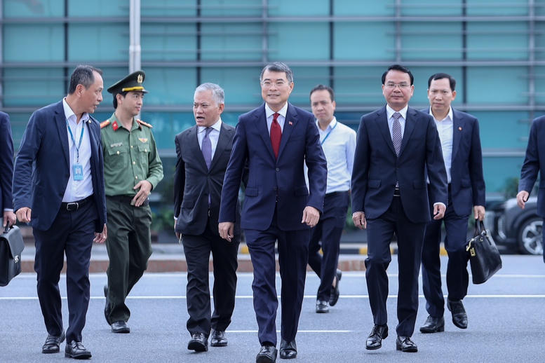 Thủ tướng Ch&iacute;nh phủ L&ecirc; Minh Hưng l&ecirc;n đường dự Hội nghị Cấp cao ASEAN- Ảnh 1.