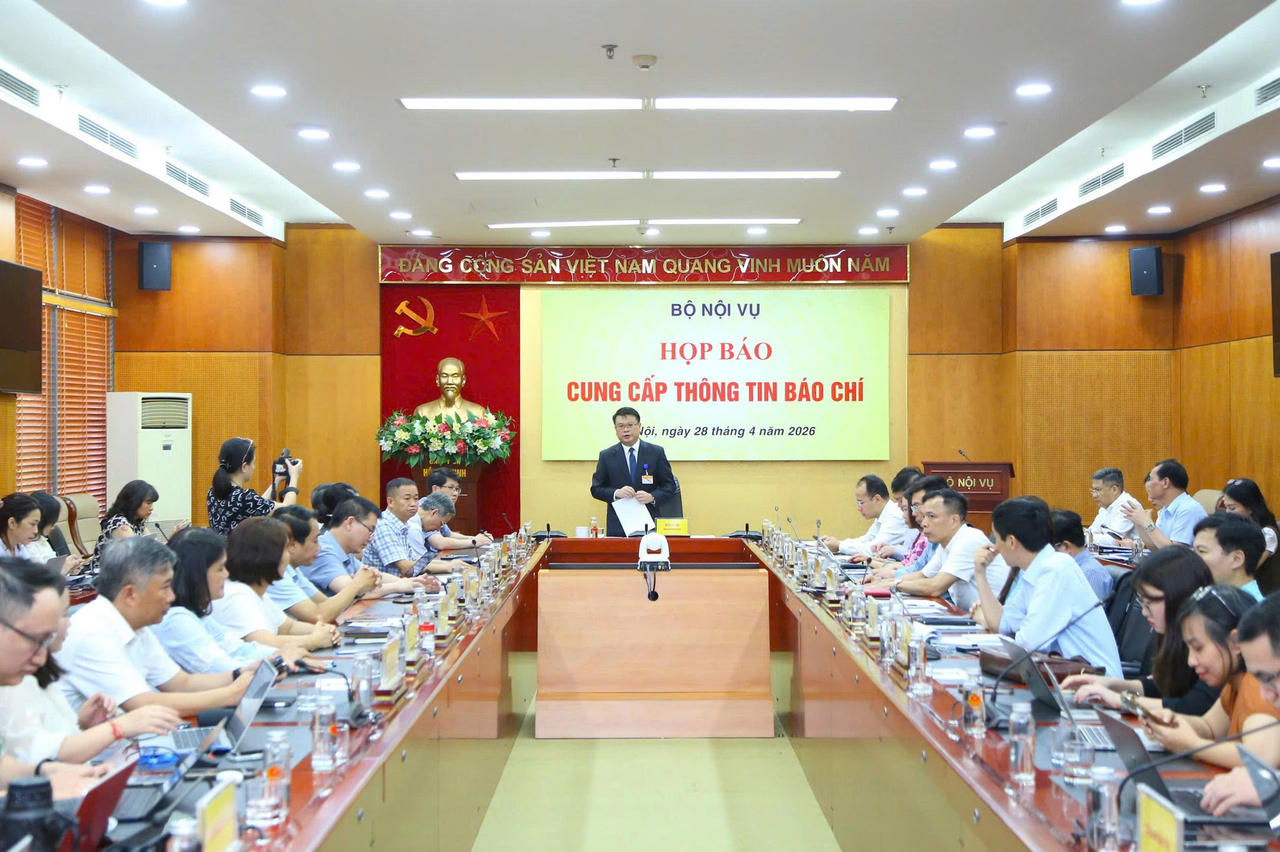 Buổi họp b&aacute;o cung cấp th&ocirc;ng tin định kỳ do Bộ Nội vụ tổ chức ng&agrave;y 28/4/2026. (Nguồn BNV)