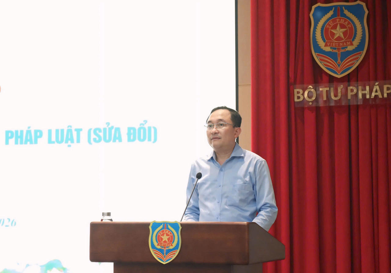 Ph&oacute; Cục trưởng Cục Phổ biến, gi&aacute;o dục ph&aacute;p luật v&agrave; Trợ gi&uacute;p ph&aacute;p l&yacute; Phan Hồng Nguy&ecirc;n tr&igrave;nh b&agrave;y dự thảo