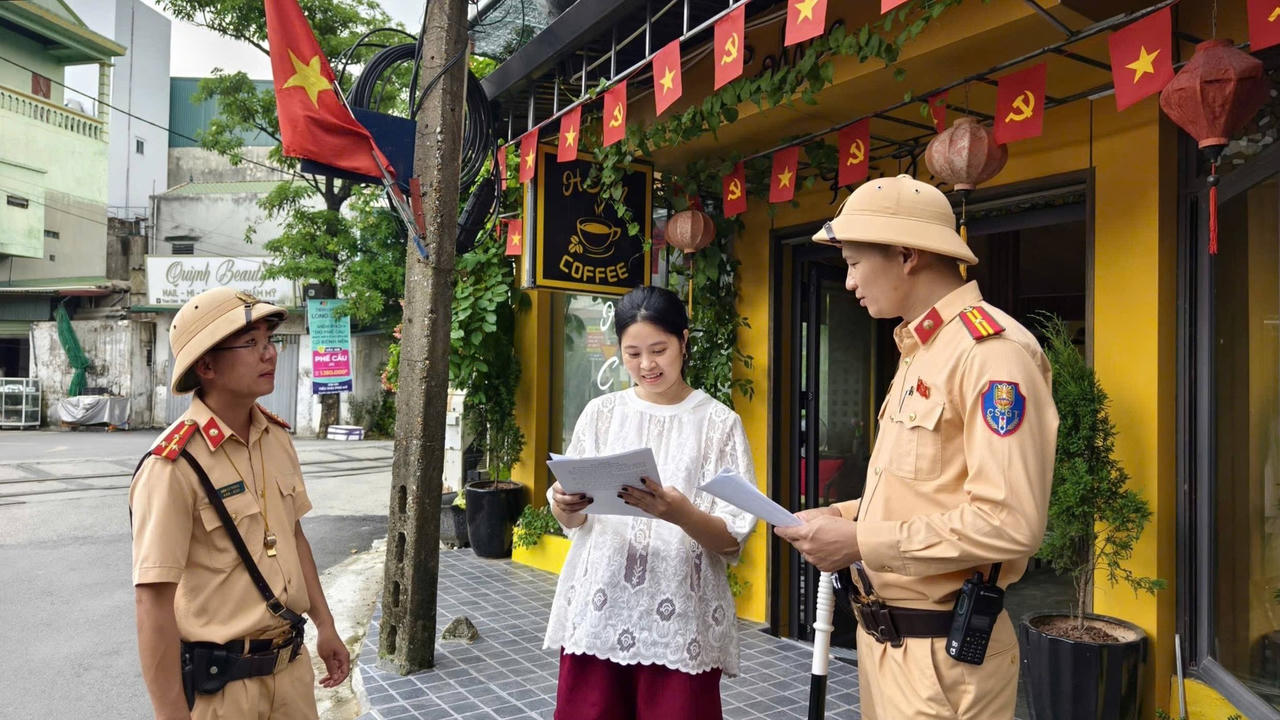 Lực lượng Cảnh s&aacute;t giao th&ocirc;ng tuy&ecirc;n truyền, vận động người d&acirc;n chấp h&agrave;nh nghi&ecirc;m quy định về h&agrave;nh lang an to&agrave;n giao th&ocirc;ng đường sắt.