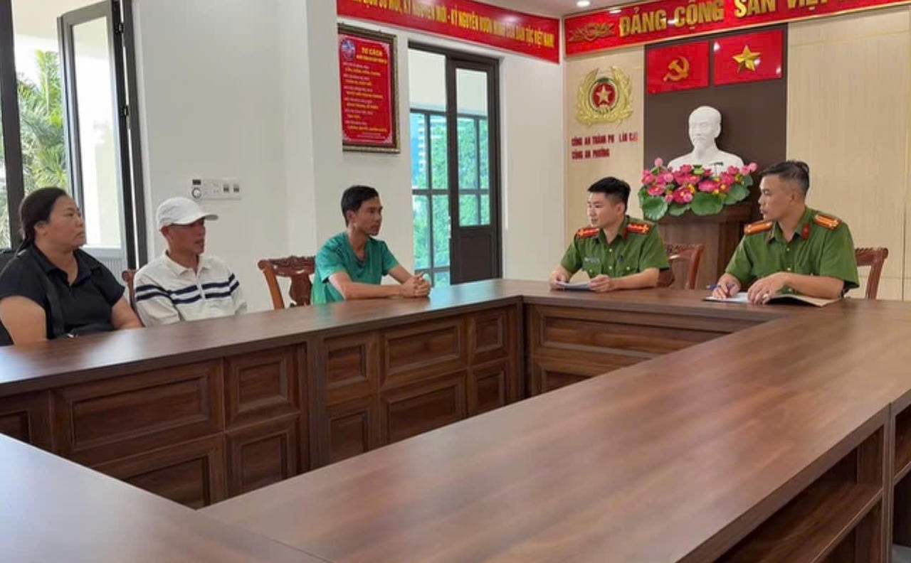 Lực lượng c&ocirc;ng an tiến h&agrave;nh lập bi&ecirc;n bản xử phạt&nbsp;