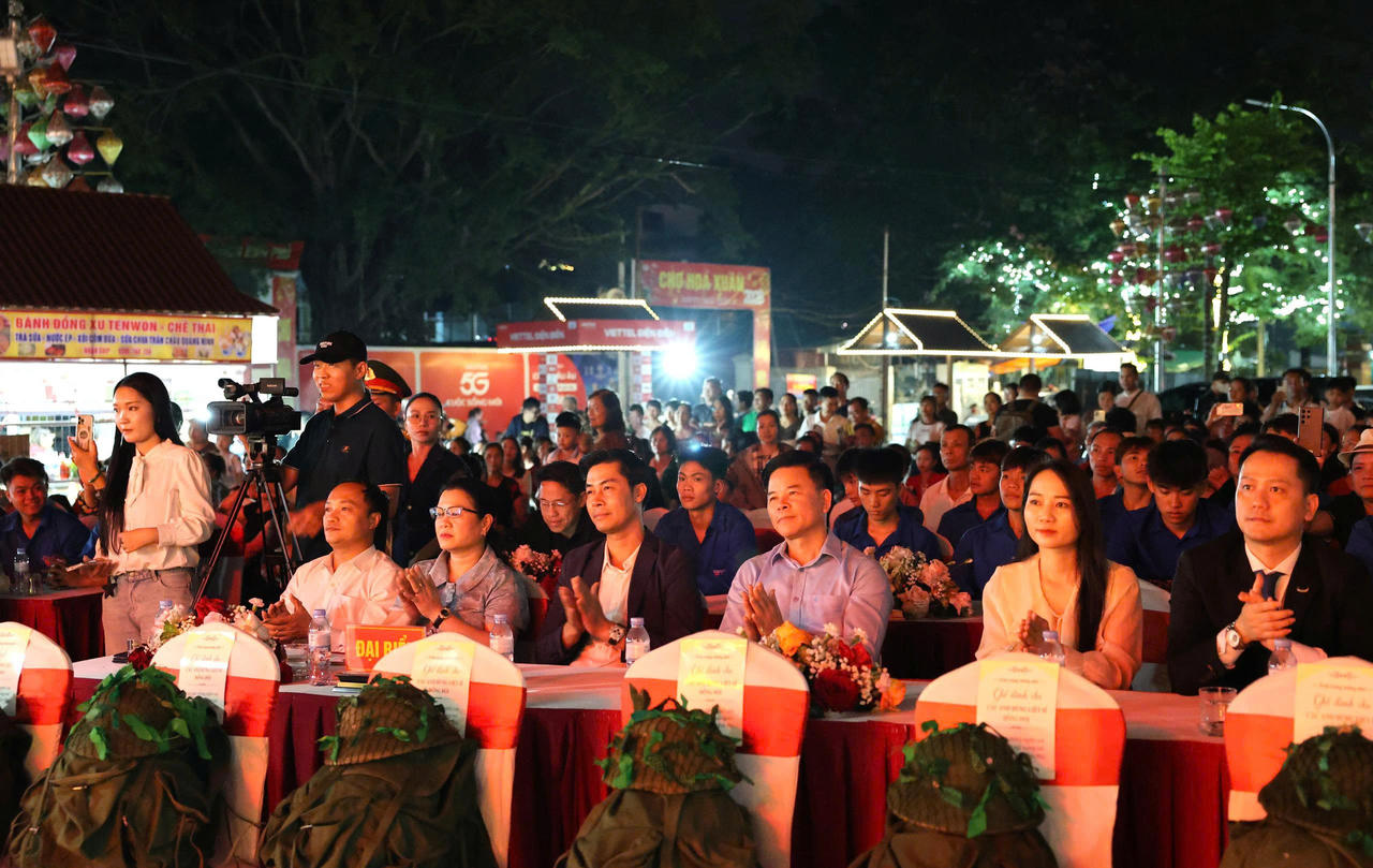 Đ&ocirc;ng đảo nh&acirc;n d&acirc;n, du kh&aacute;ch đến xem chương tr&igrave;nh.